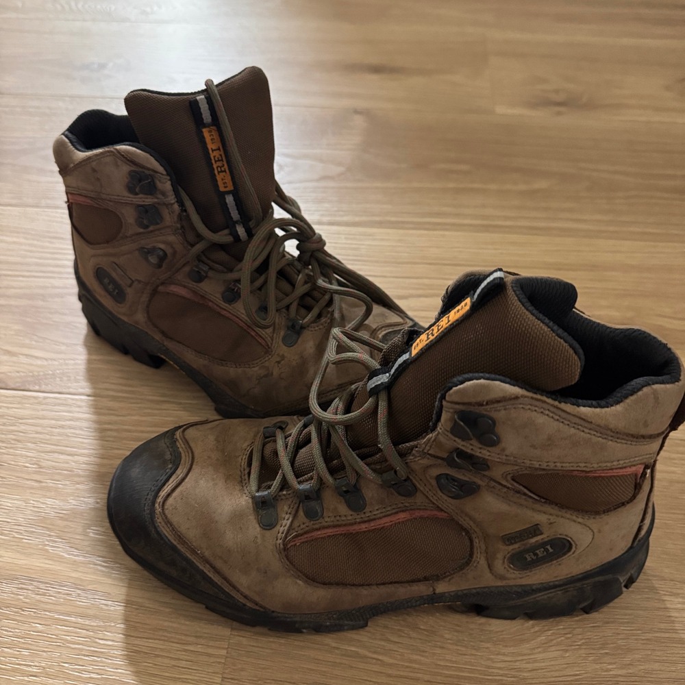 REI Monarch IV Gore-Tex Hiking Boots - Men's Size 8.5 -‎ Vibram Soles - Bark